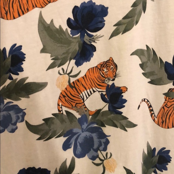 Hollister Crewneck Tiger floral graphic tee Large - Picture 3 of 4